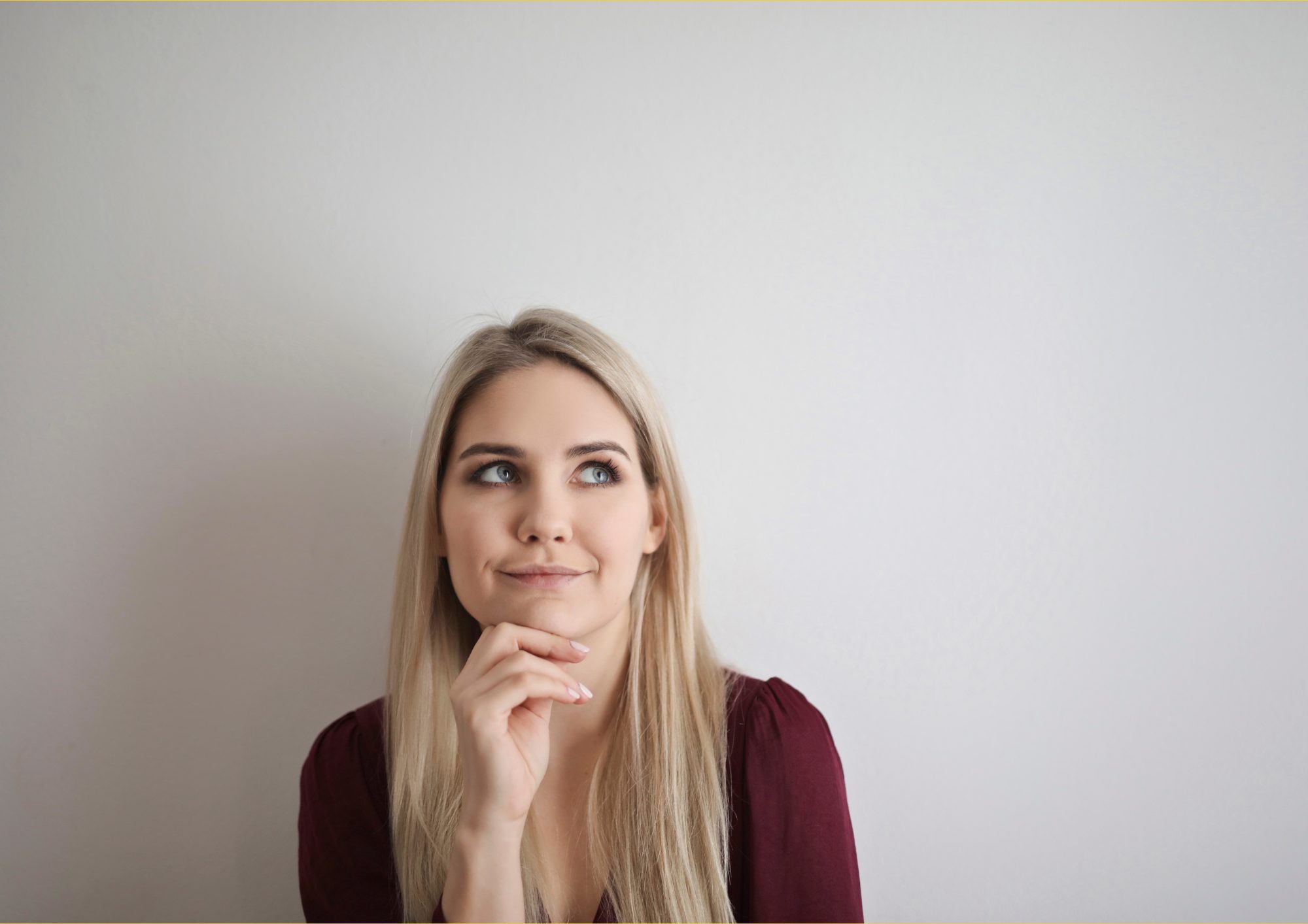 白人女性がなにか比較している表情