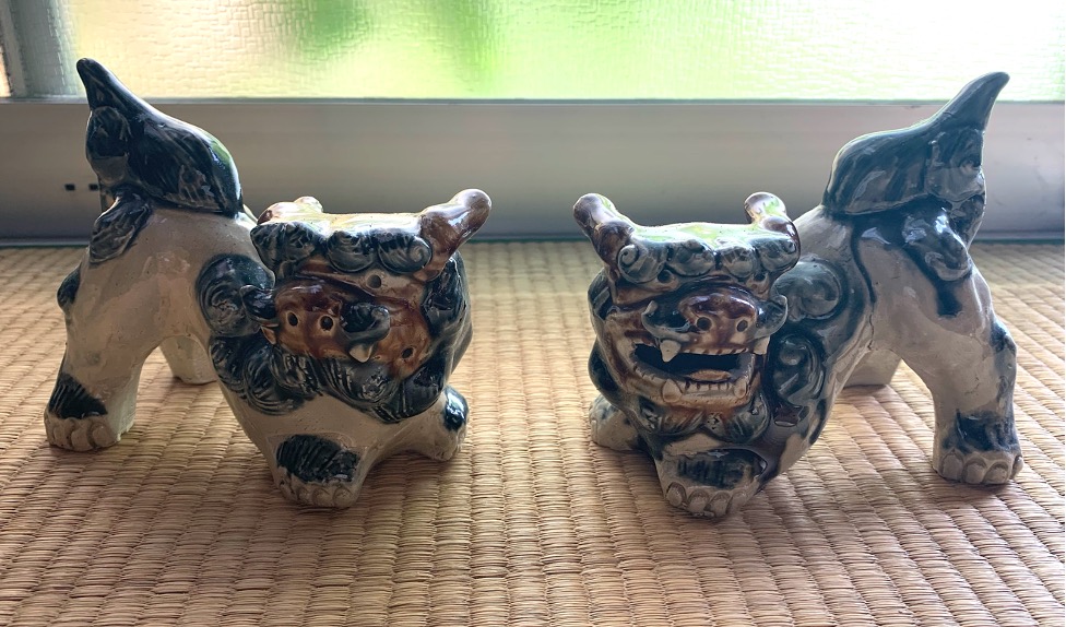 畳の上に一対のシーサー