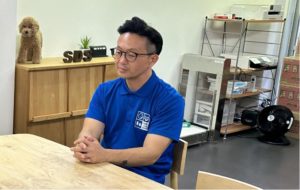 座っている鹿野さん