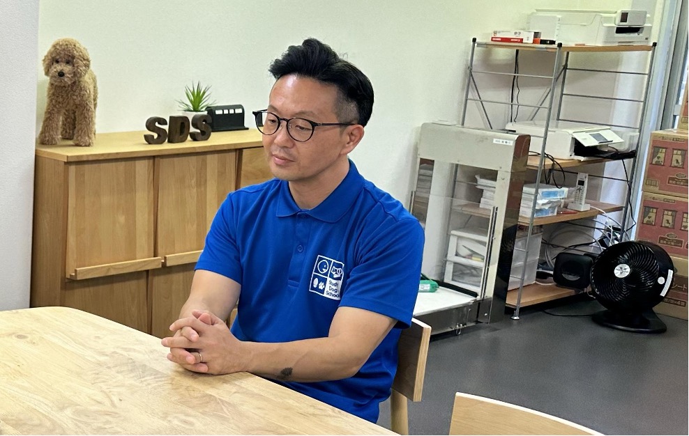 座っている鹿野さん