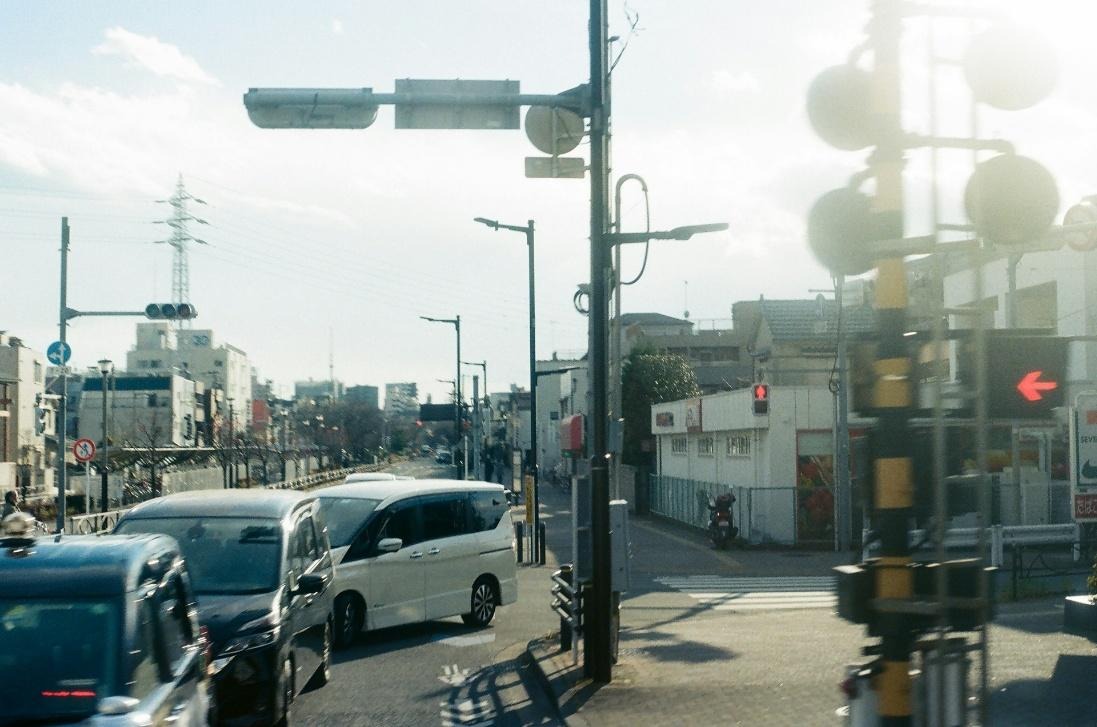 混雑している車　踏切の近くでの交通渋滞