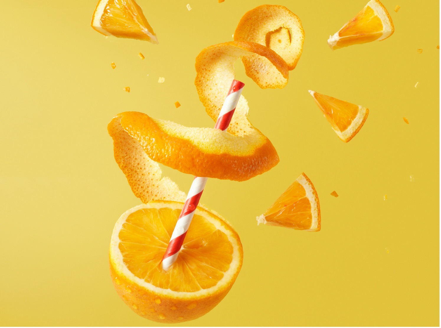 オレンジの中心にストローが刺さり皮が剥かれている